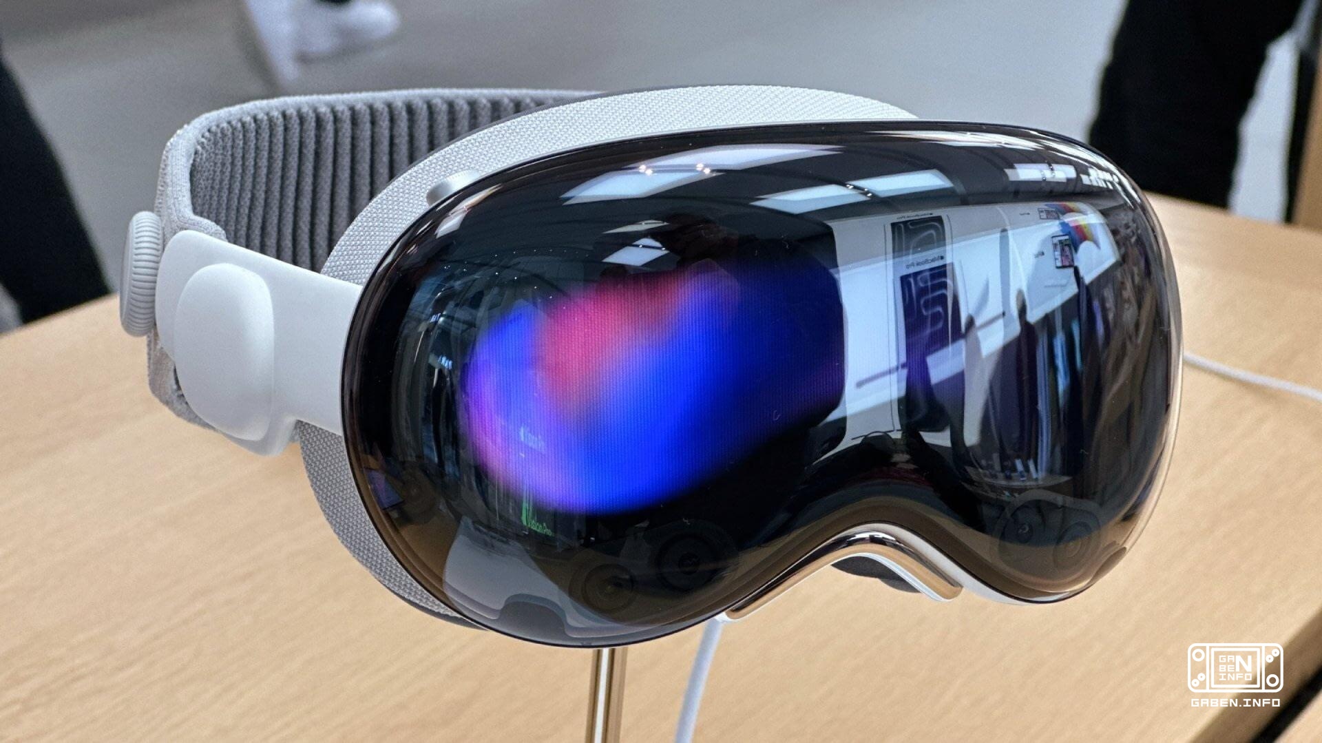 MacRumors writes that Apple has "virtually" abandoned the Vision Pro.The model with the M5 chip, which was released last...