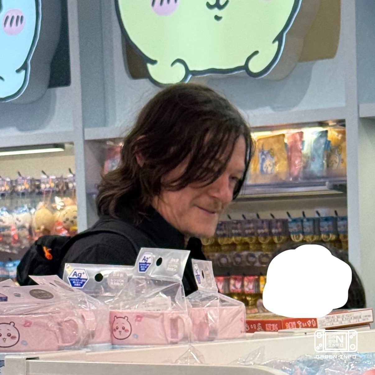 Danka and Karim met today and took photos. And Reedus also went into the Chikava store and looked at the animals with a ...