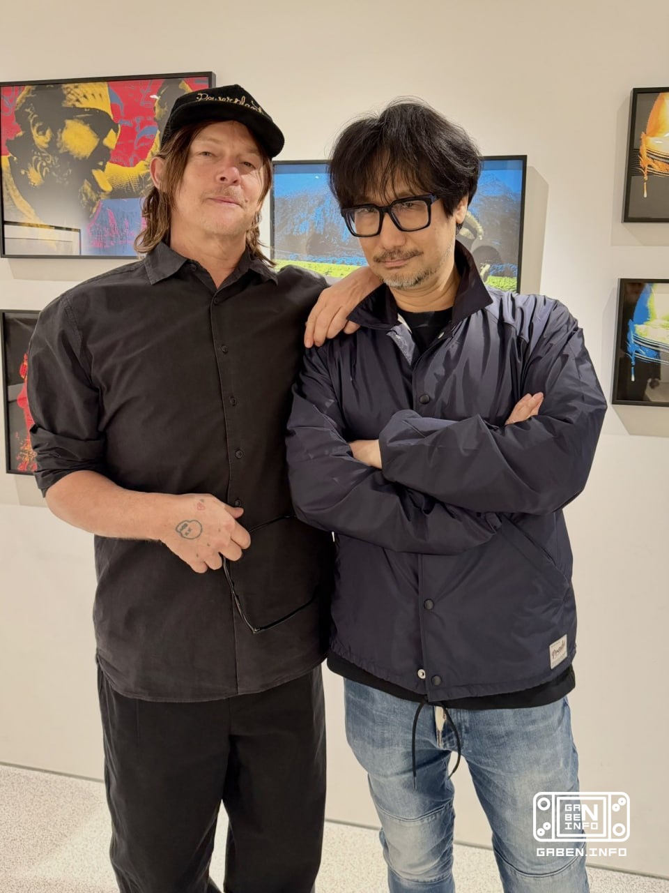 Danka and Karim met today and took photos. And Reedus also went into the Chikava store and looked at the animals with a ...
