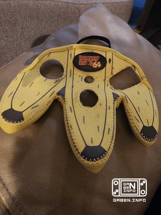 Official Donkey Kong 64 fabric banana peel case for the Nintendo 64 controller.Looks damn.
