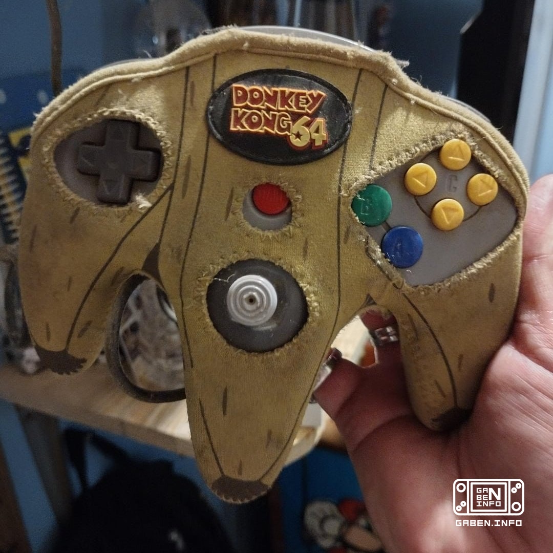 Official Donkey Kong 64 fabric banana peel case for the Nintendo 64 controller.Looks damn.