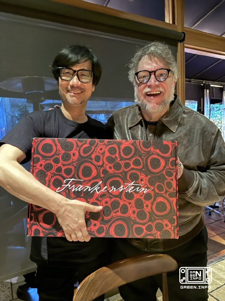 Le Japonais Andy Warhol a rencontré son ami Guillermo Del Toro Toro lui a offert un coffret cadeau contenant des baies s...