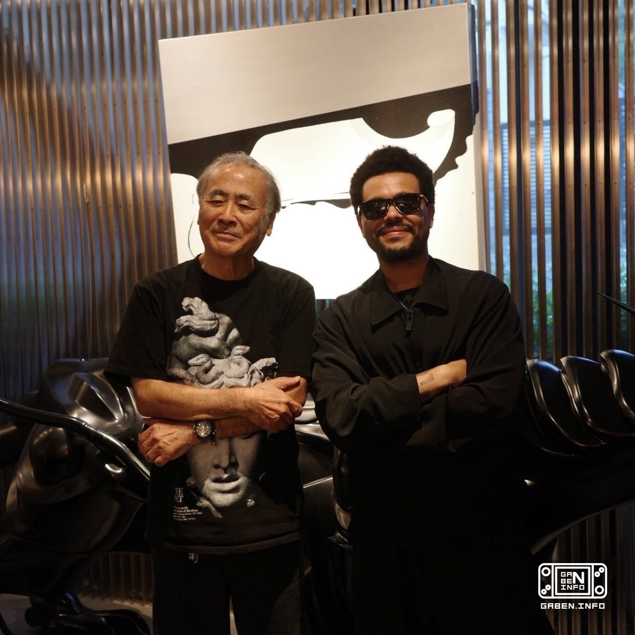 Der legendäre Künstler Yoshitaka Amano malte den dunkelhäutigen The Weeknd weiß. Offenbar deuten die Japaner an, dass es...