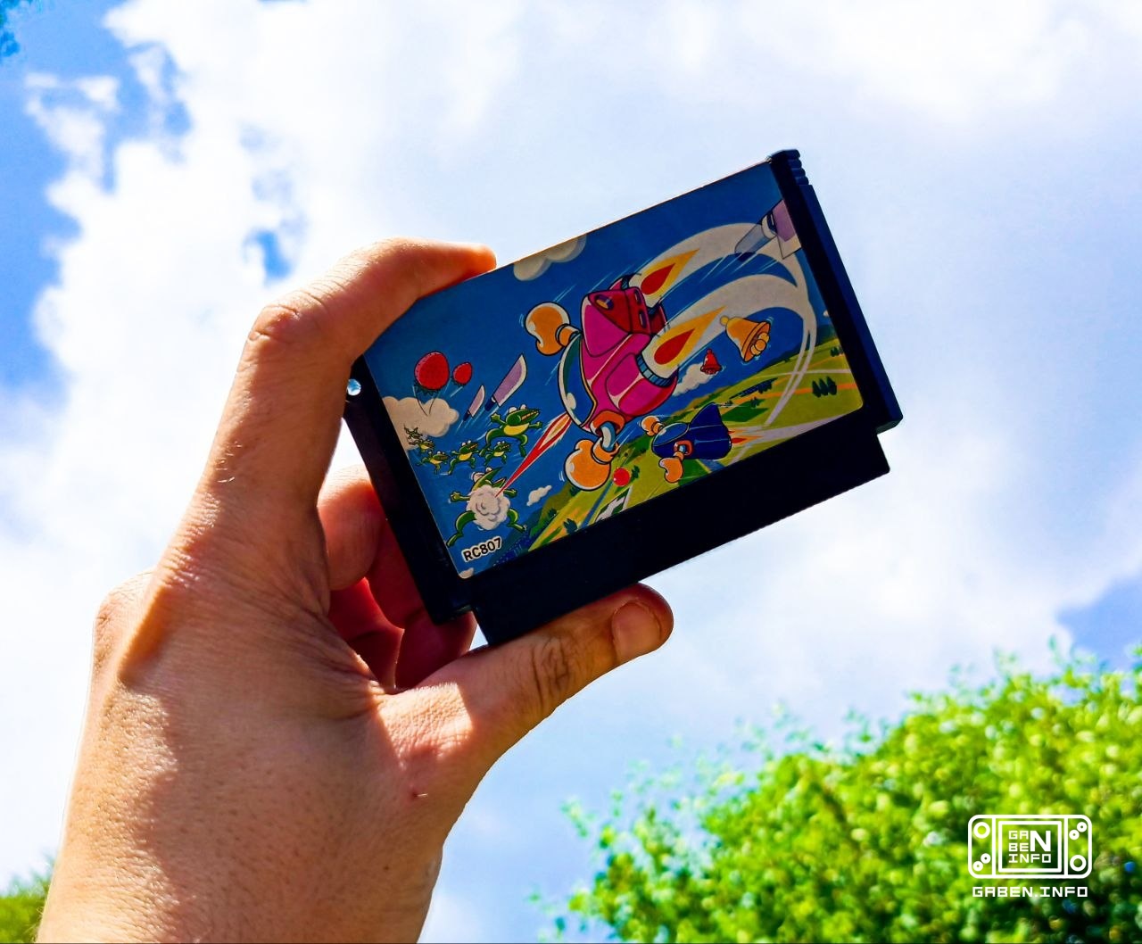 🛸TwinBee - один из первых "шмапов" на Famicom, который является портом с аркадных автоматов. Игрок управляет антропоморф...