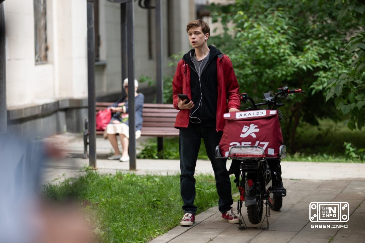 Die Dreharbeiten zum Remake des heimischen Films „Courier“ haben begonnen – das erste Filmmaterial vom Set ist online er...