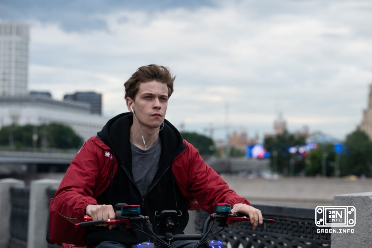 Die Dreharbeiten zum Remake des heimischen Films „Courier“ haben begonnen – das erste Filmmaterial vom Set ist online er...
