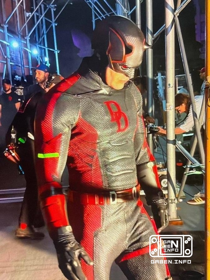👀🤔 Первый взгляд на новый костюм Сорвиголовы в третьем сезоне Рождённого заново.