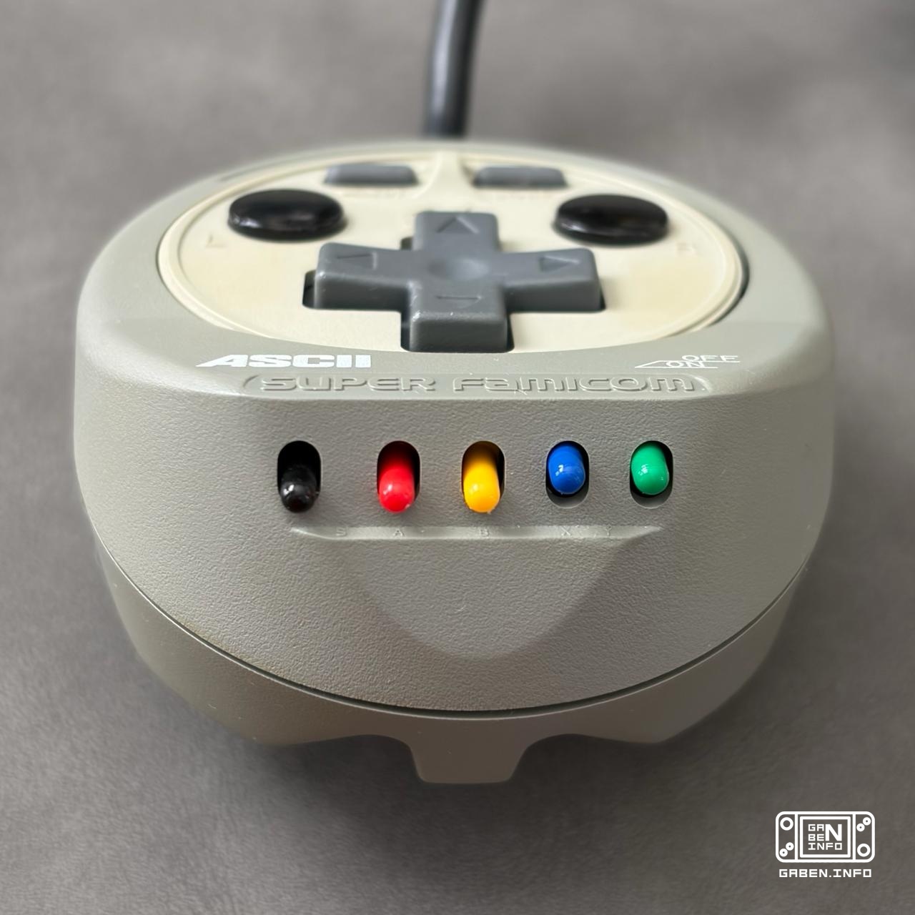 ¡Mira el fantástico controlador ASCII lanzado para juegos con una sola mano en SF/SNES a principios de los 90! Este “gam...