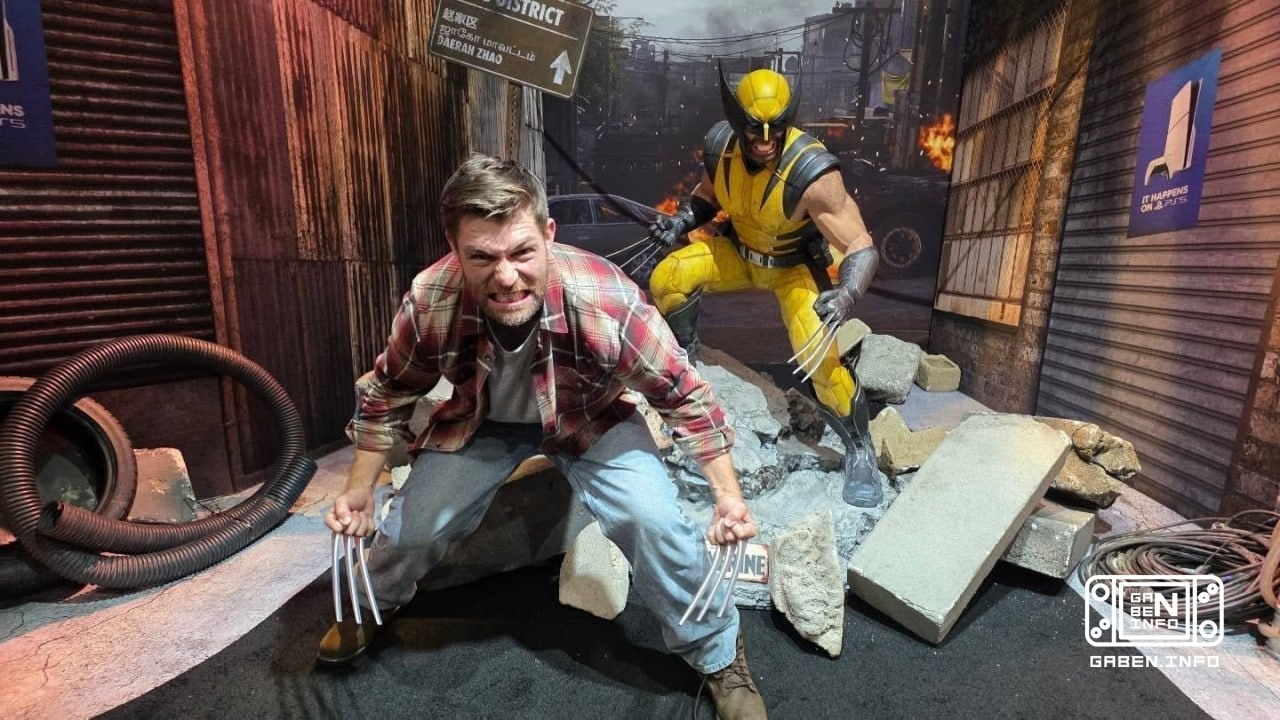 Liam McIntyre took a photo with a small copy of himself at Comic Con. The star of “Spartacus” and the upcoming action fi...