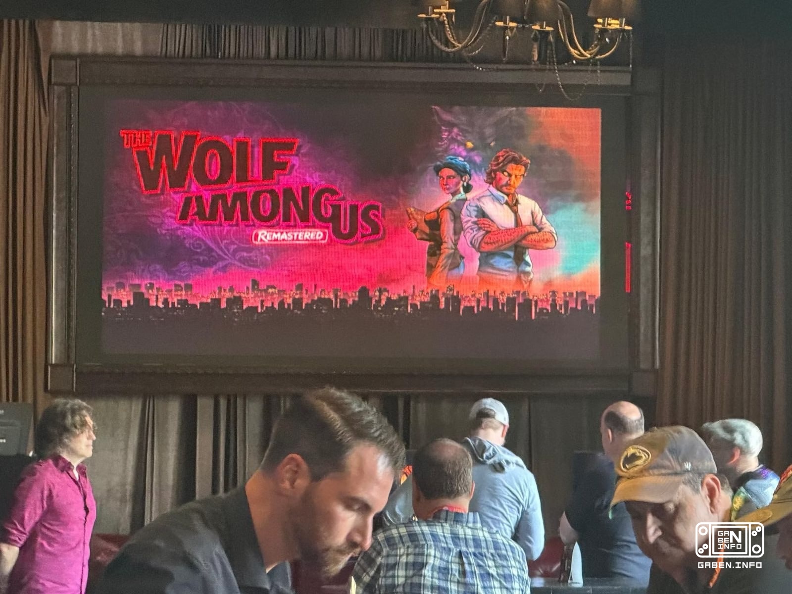 The Wolf Among Us با بار خودش به کامیک کان سن دیگو آمد. مهمانان می‌توانند از انواع نوشیدنی‌های مضمون (دو مورد برای انتخا...