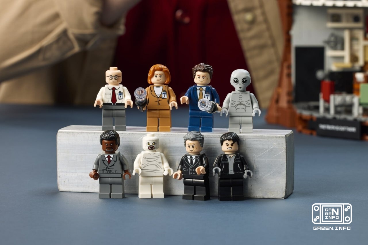 LEGO on the X-Files, I repeat LEGO on the X-Files, do you hear me?!!?🐱