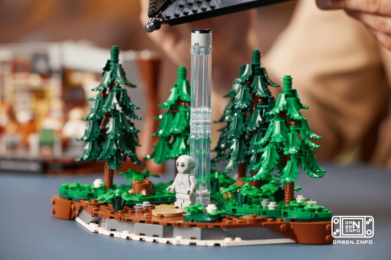 LEGO on the X-Files, I repeat LEGO on the X-Files, do you hear me?!!?🐱