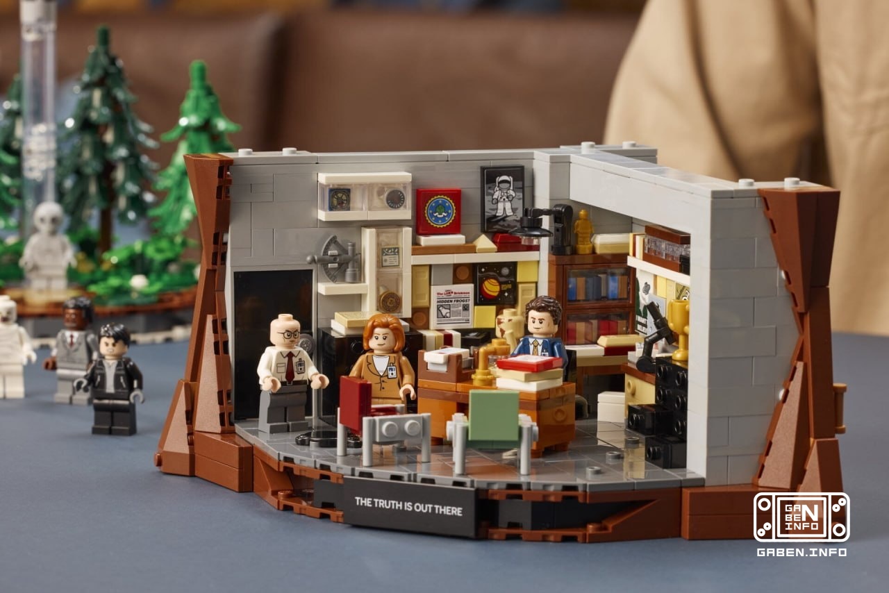 LEGO on the X-Files, I repeat LEGO on the X-Files, do you hear me?!!?🐱