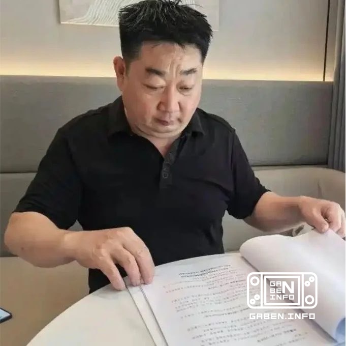 中国出身の父親は Tencent, NetEase, miHoYo, 37 Interactiveを訴えて 象徴的な10元を要求しました 彼の話によると,息子はオンラインゲームで3時4分まで遊んでおり,正常な食事をやめ,体重を大きく減らし,...