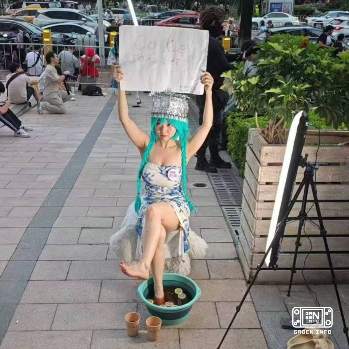 Kosplayer'ı 7 dolarlık bir bardağı içecek satmakla suçlayan bir anime oyunuyla kovdular. İçkiyi içen bir sürü erkek vard...