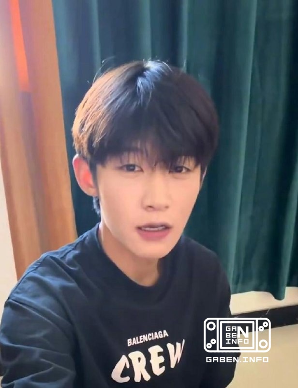 ,她 一位富裕的中国人资助了拍摄60场微门电影,以获得她最喜欢的演员的吻. 主演尤菲抱怨,每次的场景都变得越来越亲密,他不得不忍受,因为一个中国人选择了一个男孩扮演"下落的王子". 经过向微室进行播放后,他们裁剪了大约20个亲密的场景,认为...