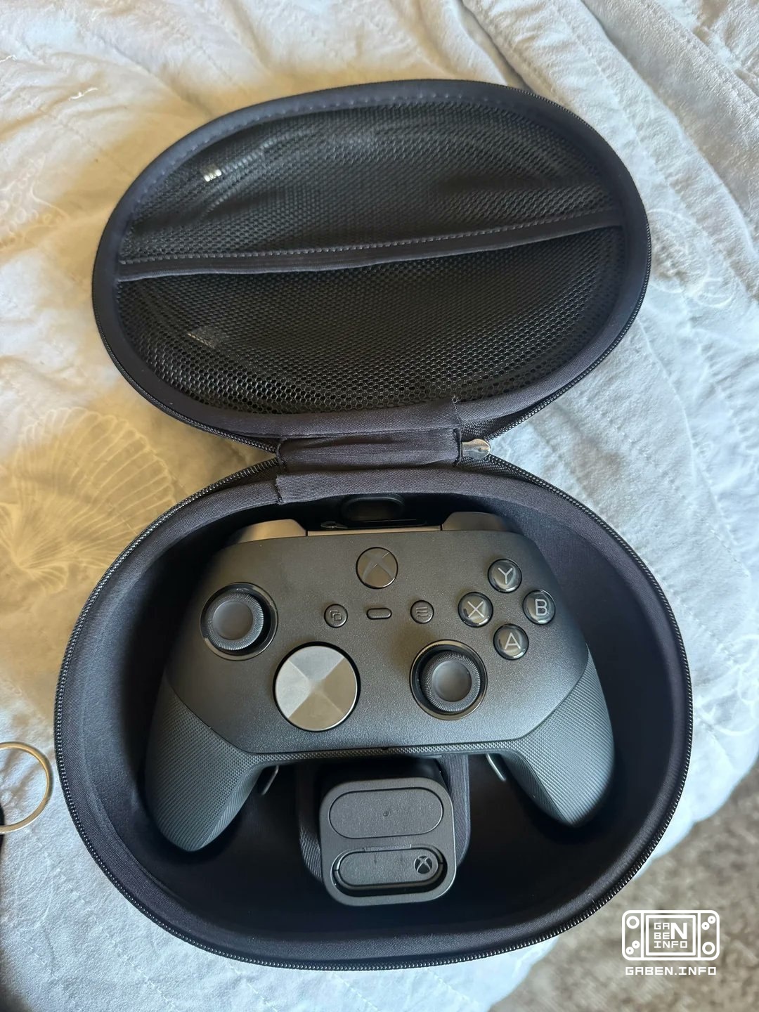 Redditでは Xbox Elite Series 3の試作が公開され ユーザーはOfferUpで200ドルでコントローラーを購入しました 外見はエリートシリーズ2に似ていますが,接続ボタン付近の小さなLCD画面が付いています. デバイス...
