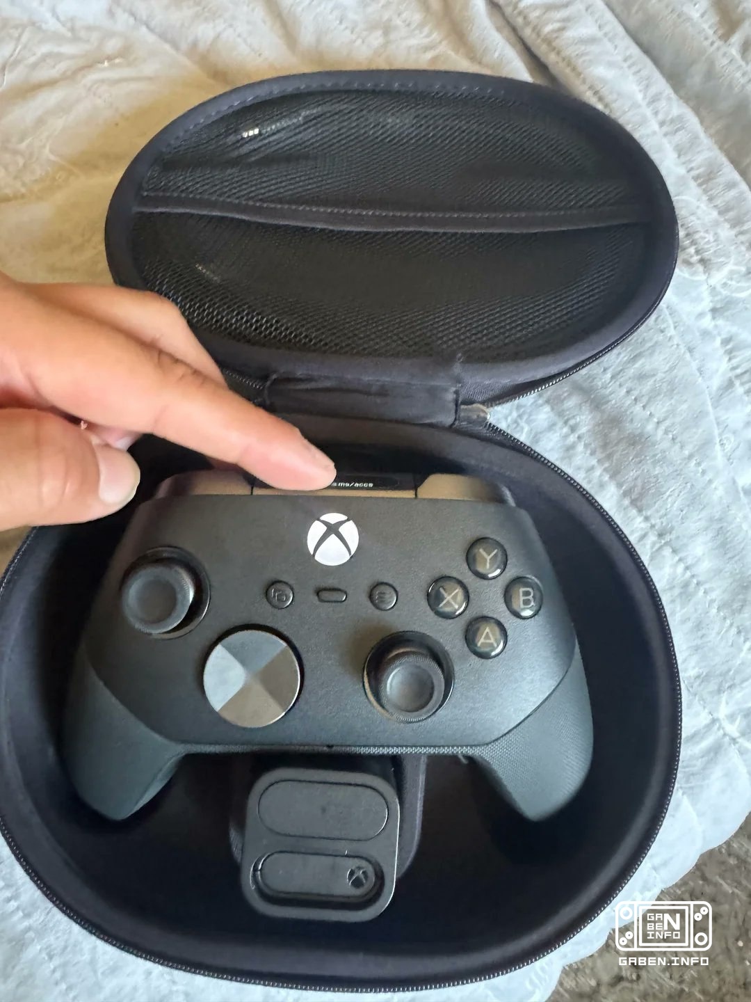 Redditでは Xbox Elite Series 3の試作が公開され ユーザーはOfferUpで200ドルでコントローラーを購入しました 外見はエリートシリーズ2に似ていますが,接続ボタン付近の小さなLCD画面が付いています. デバイス...