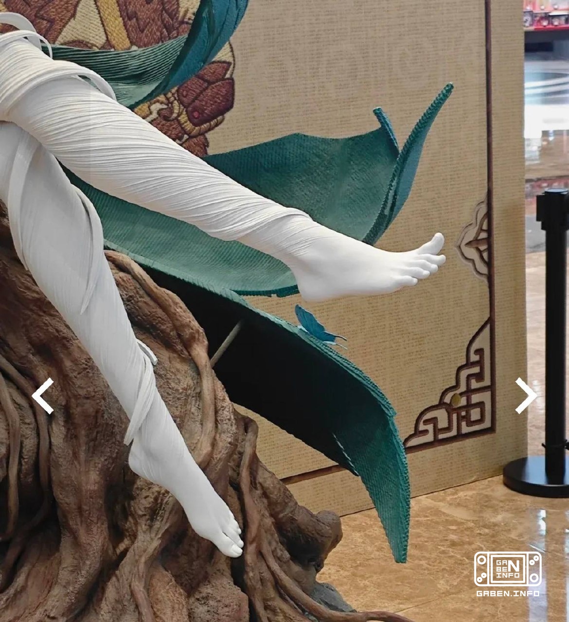 There 's a two-metre figure of Vrki on the Inte with very high-quality foot detail . Futsalists are ripping off their wa...
