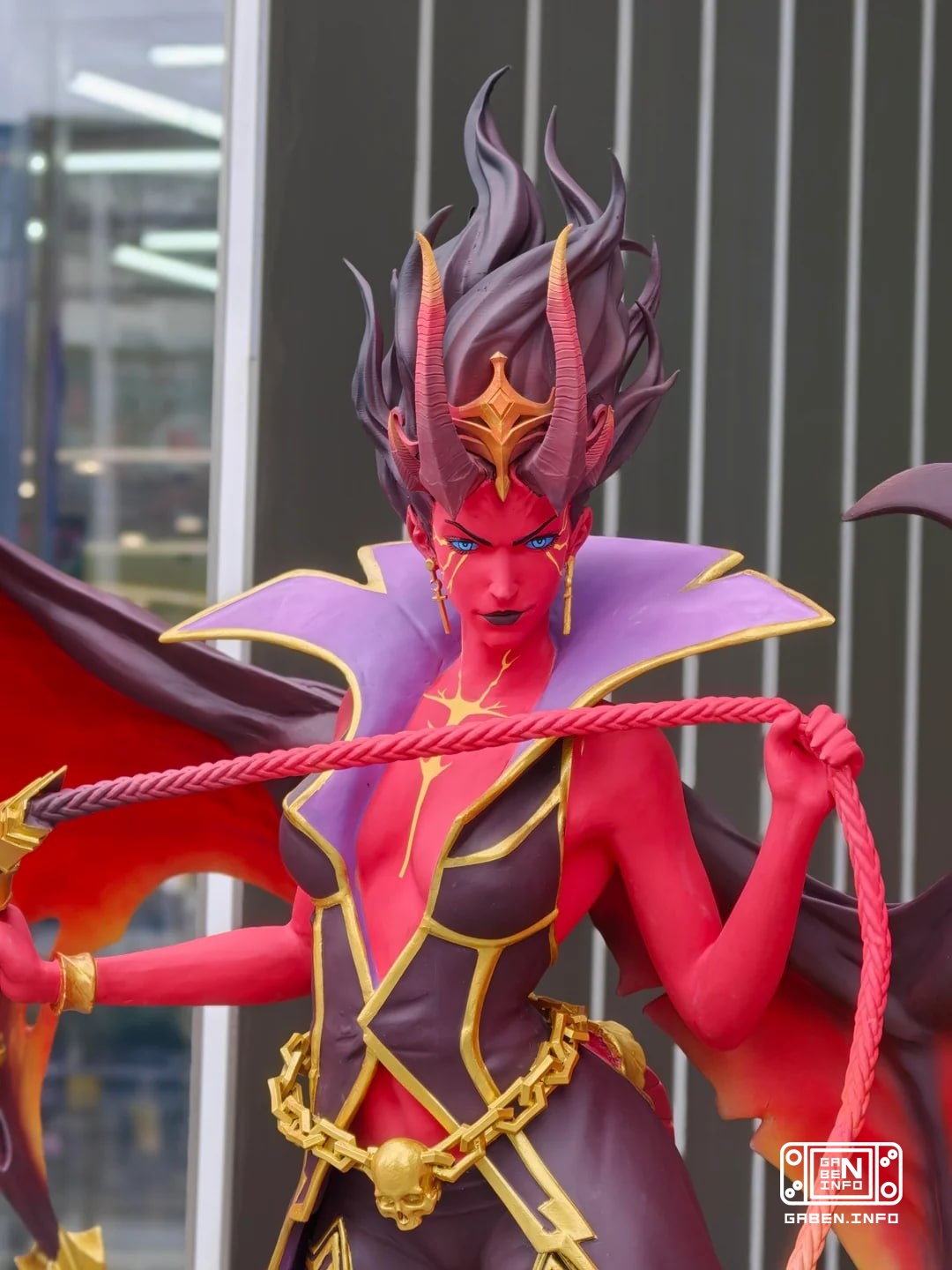 Классные статуи Queen of Pain и Axe в Шанхае, где проходит The International 2026 по Dota 2