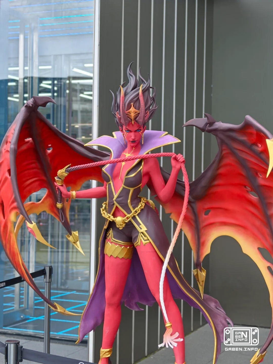 Классные статуи Queen of Pain и Axe в Шанхае, где проходит The International 2026 по Dota 2