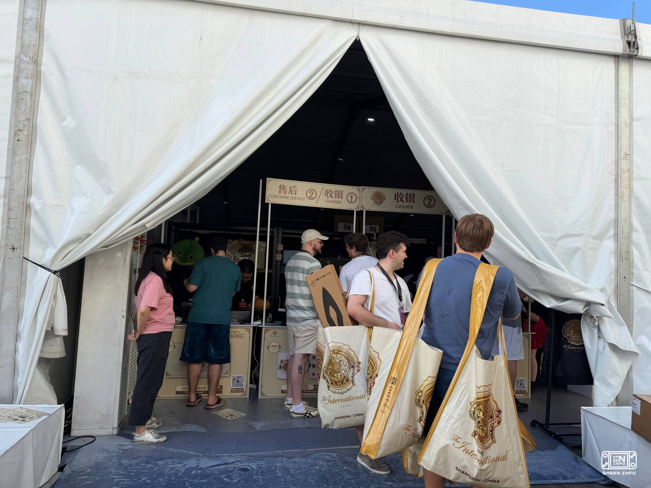 😍 Эксклюзивные фото Secret Shop на 🏆TI15 в Шанхае — вот бы закупиться там ништяками