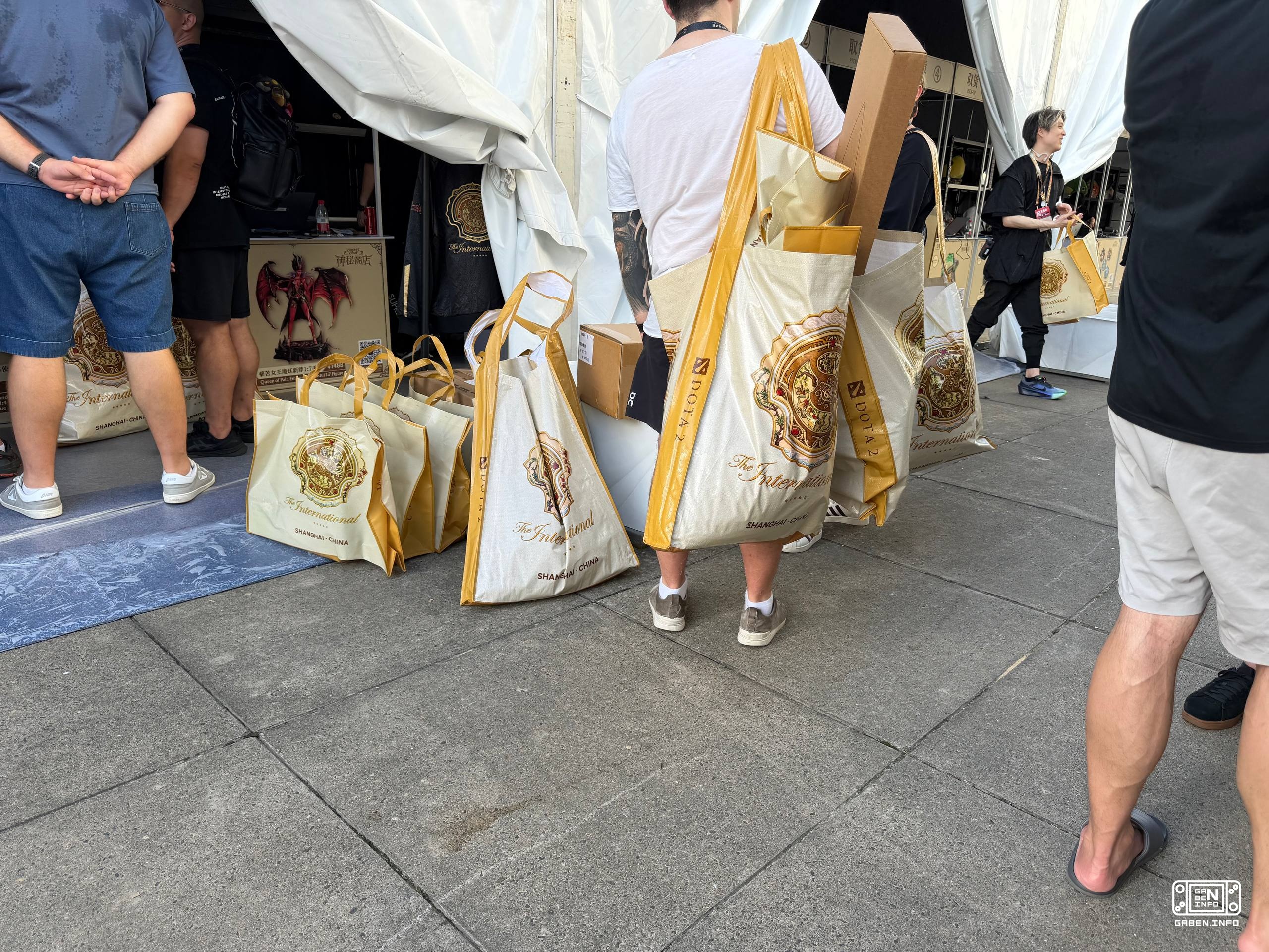 😍 Эксклюзивные фото Secret Shop на 🏆TI15 в Шанхае — вот бы закупиться там ништяками