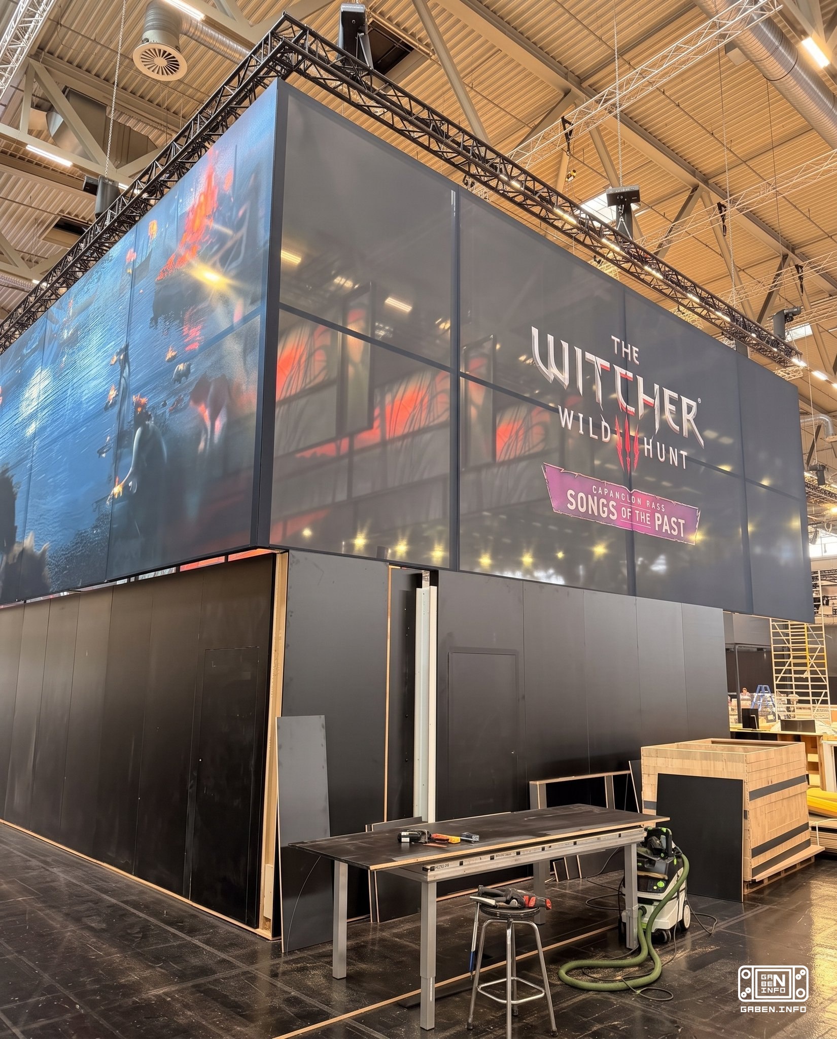 Перед Gamescom в сети появились фотографии официального стенда грядущего дополнения Songs of the Past для The Witcher 3:...
