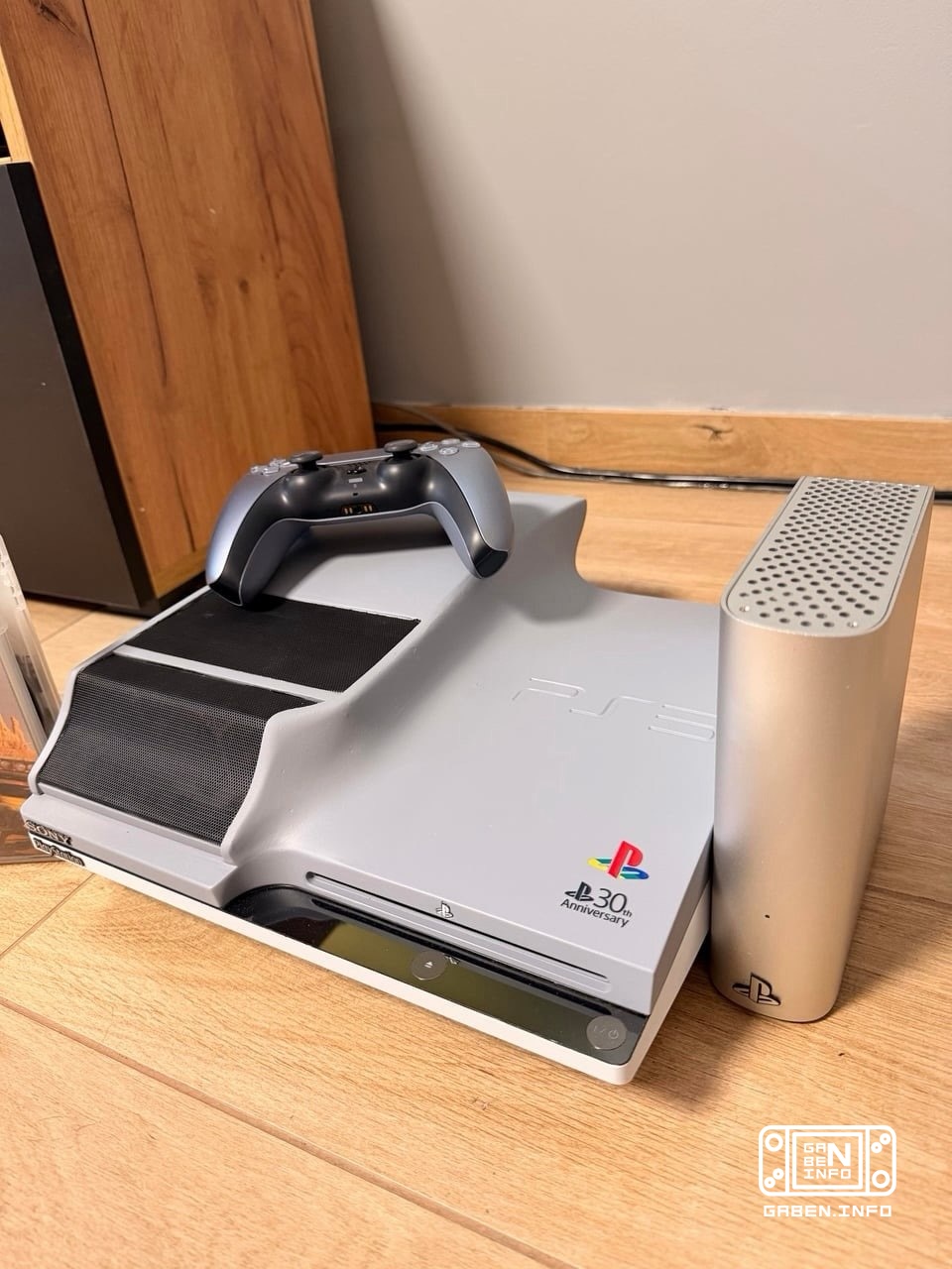 Фанат собрал свою PS3 Pro На борту этого монстра стоит SSD на 512 ГБ, HDD на 2 ТБ и прокачанная система охлаждения. 🛒 ,