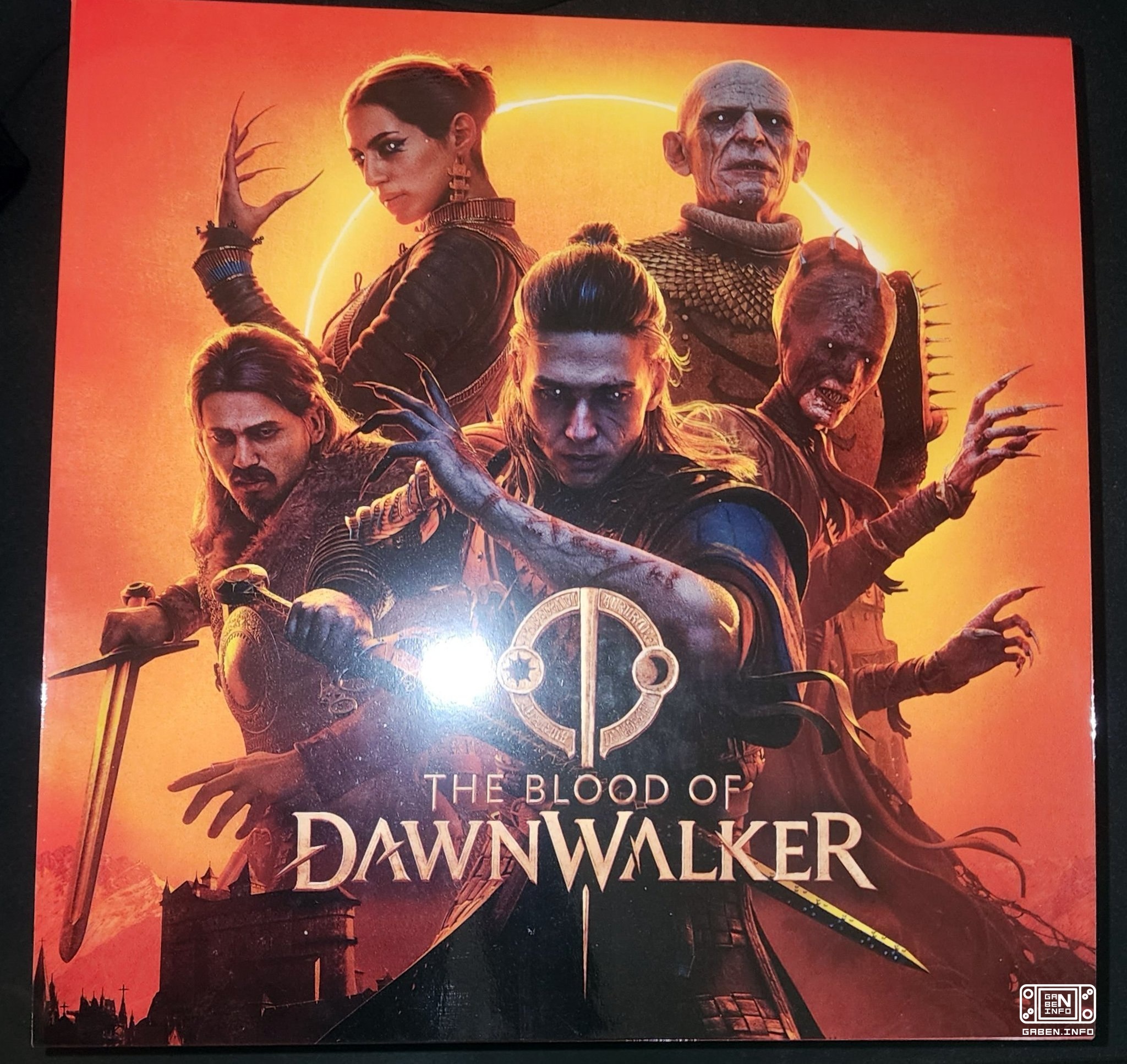 Les journalistes et les blogueurs ont reçu des copies de The Blood of Dawnwalker, comme d'habitude, avec des plumes que ...