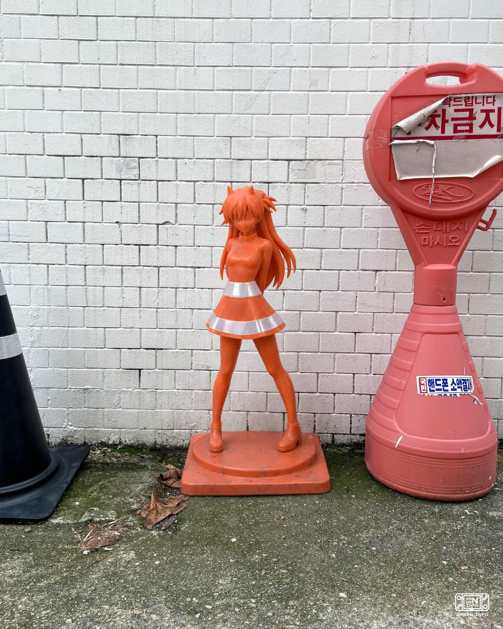 Oh, la avrei colpita. Gli artisti del Mickey Product hanno trasformato il cono di strada in un'anime femminile, che ha c...