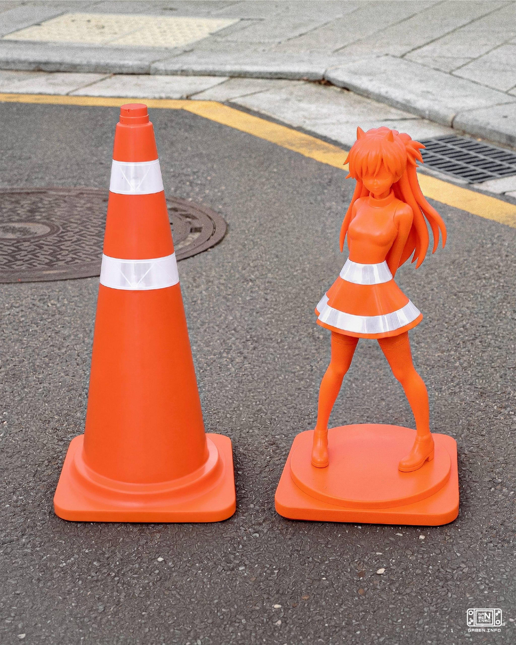 Oh, la avrei colpita. Gli artisti del Mickey Product hanno trasformato il cono di strada in un'anime femminile, che ha c...