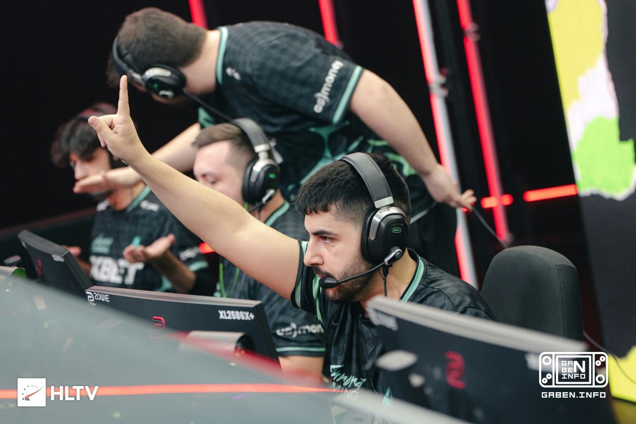 📷 MAJ3R shows the number of cards of both teams in this BO5