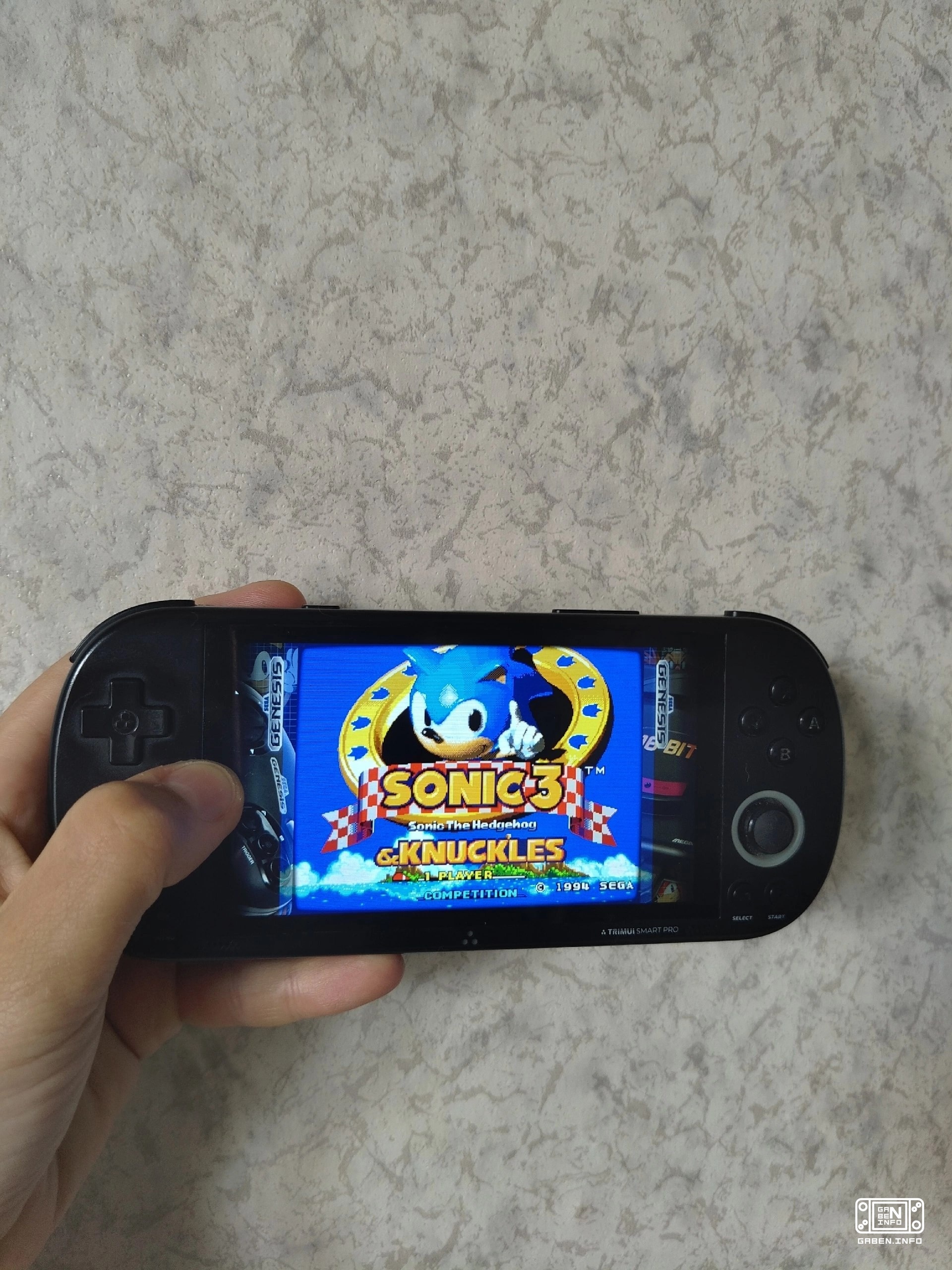 Sonic 3 和 Sonic & Knuckles 一次进步. Sonic 3 是一个非常好的平衡游戏,有保存 (在电池卡卡里).没有账户,给了 3 个生命.有趣的老板. 8 级.