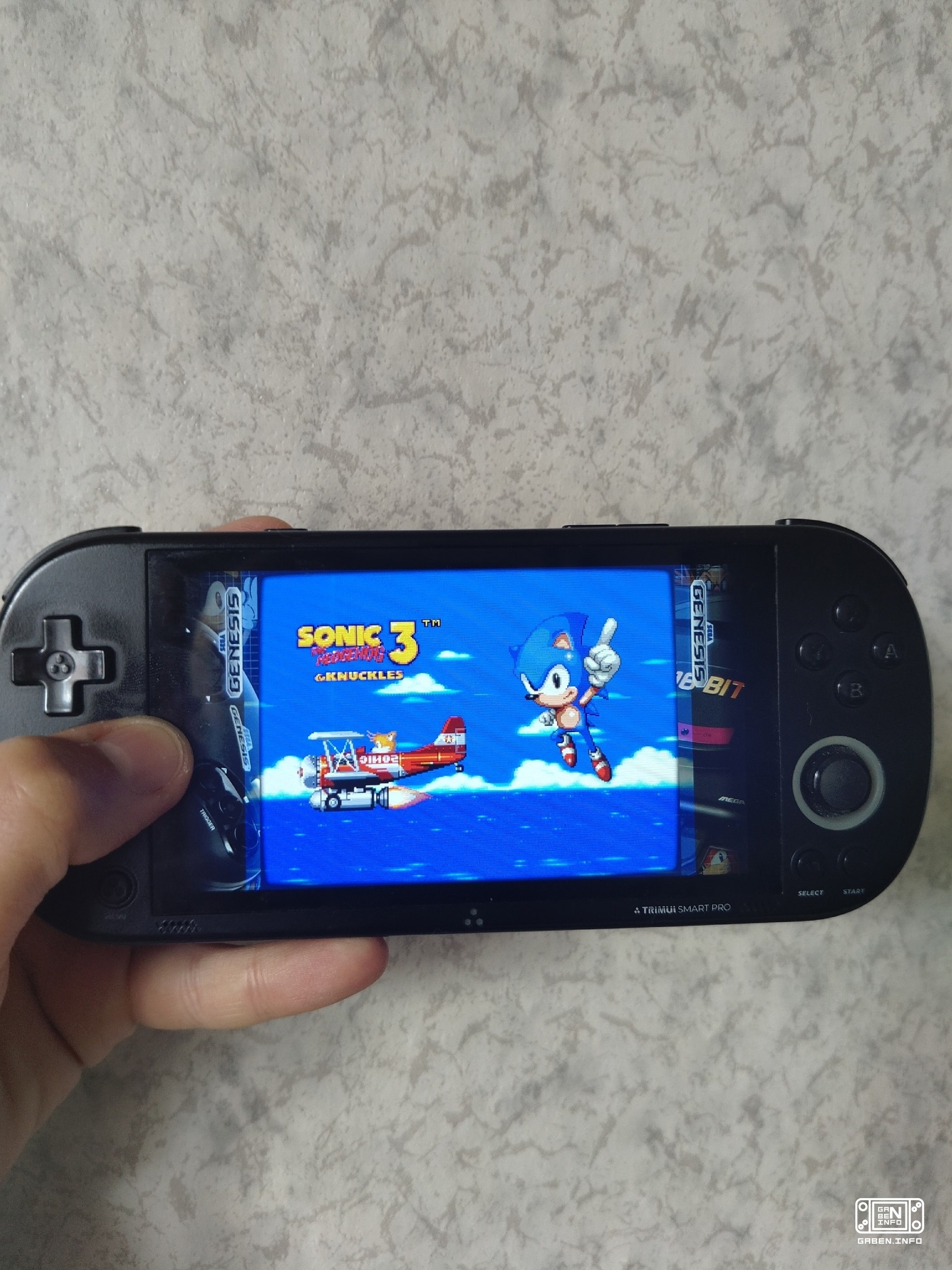 Sonic 3 和 Sonic & Knuckles 一次进步. Sonic 3 是一个非常好的平衡游戏,有保存 (在电池卡卡里).没有账户,给了 3 个生命.有趣的老板. 8 级.