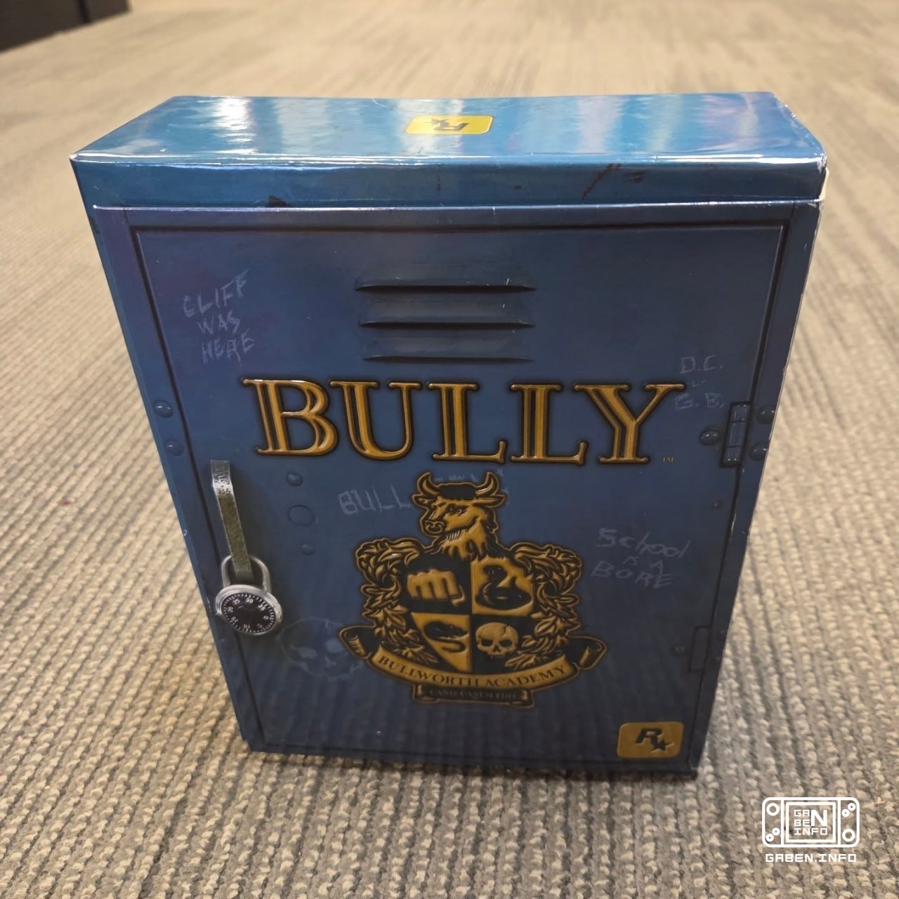 Lo más bonito es la colección Bully para En una caja en forma de armario de la escuela se puso un juego, un cómic, un pó...