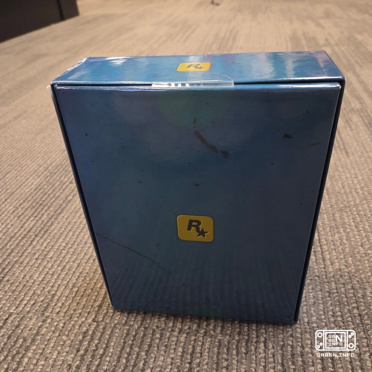Lo más bonito es la colección Bully para En una caja en forma de armario de la escuela se puso un juego, un cómic, un pó...