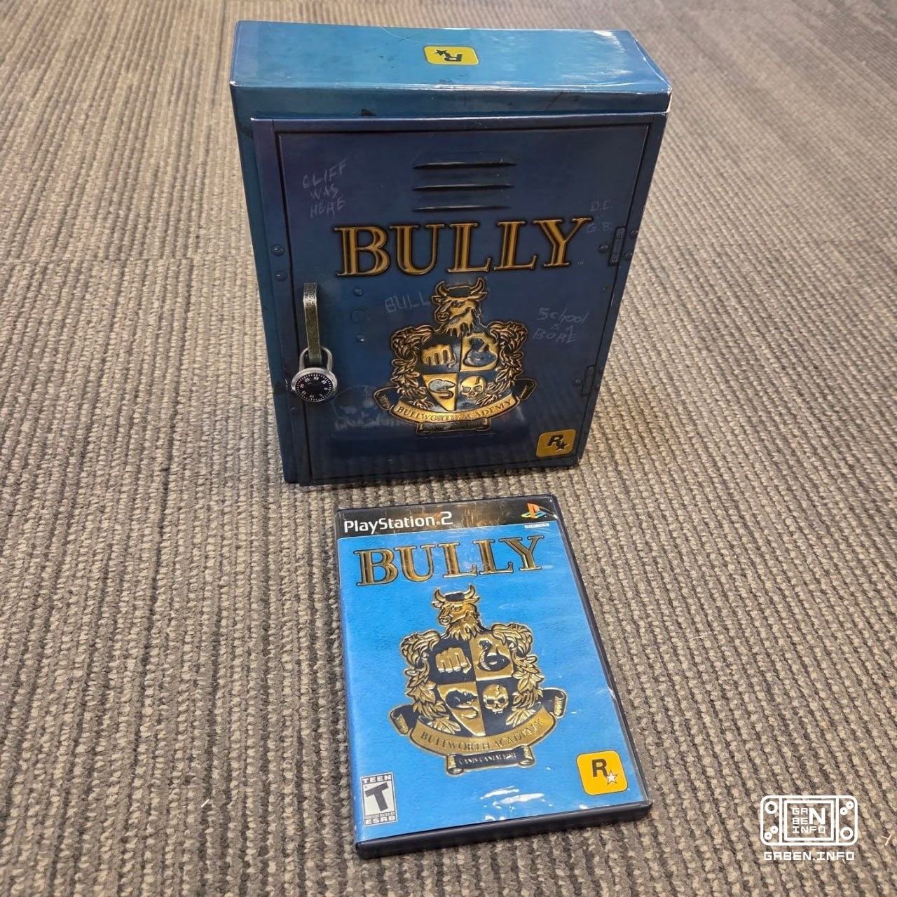 Lo más bonito es la colección Bully para En una caja en forma de armario de la escuela se puso un juego, un cómic, un pó...