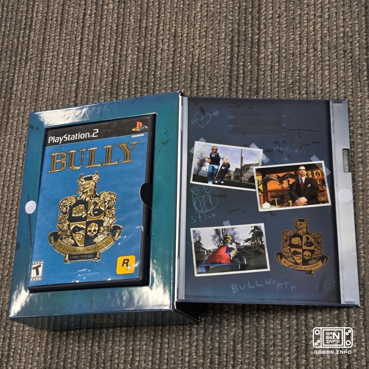 Lo más bonito es la colección Bully para En una caja en forma de armario de la escuela se puso un juego, un cómic, un pó...