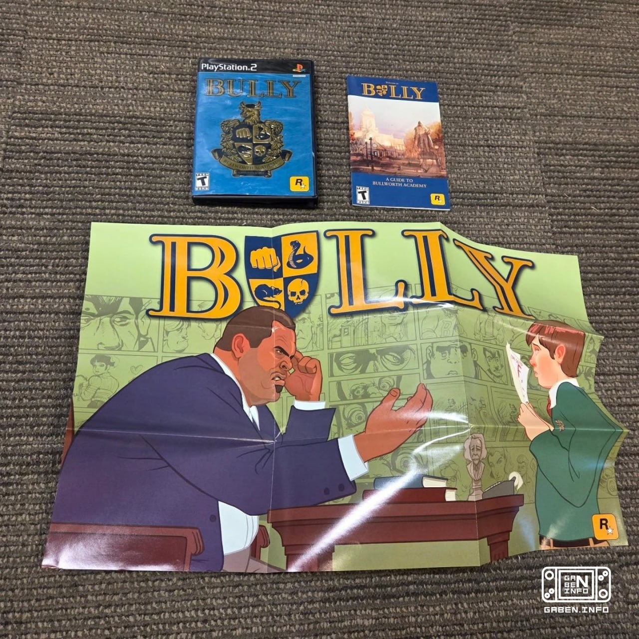 Lo más bonito es la colección Bully para En una caja en forma de armario de la escuela se puso un juego, un cómic, un pó...