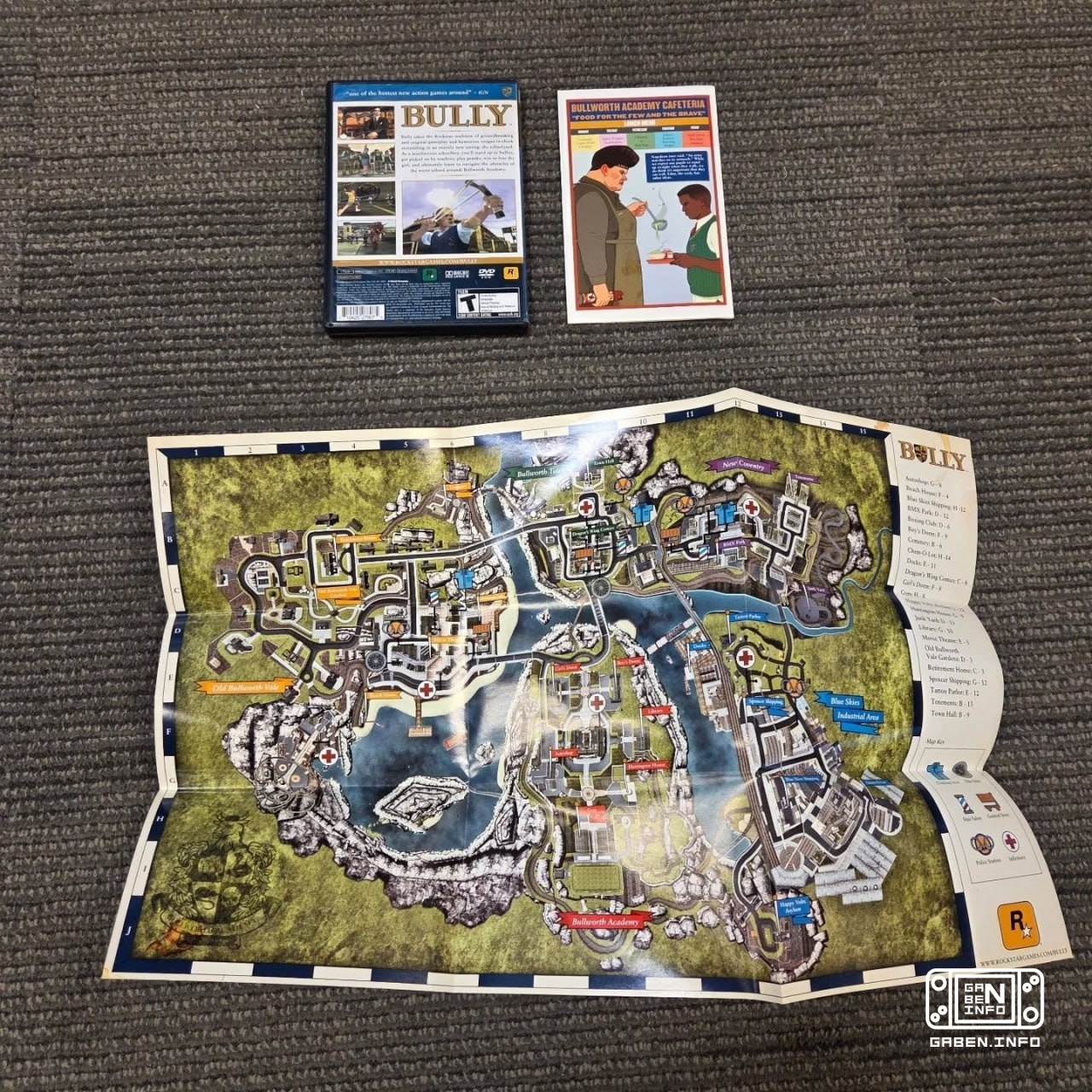Lo más bonito es la colección Bully para En una caja en forma de armario de la escuela se puso un juego, un cómic, un pó...
