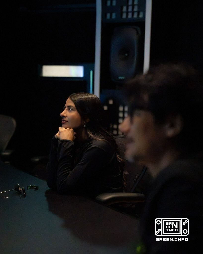 Aseka membawa Kojima ke studio dan meninggalkan pesan kepada anak-anak hypewave. Aku ingin tahu berapa banyak ruang koso...