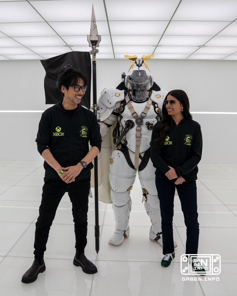 Aseka membawa Kojima ke studio dan meninggalkan pesan kepada anak-anak hypewave. Aku ingin tahu berapa banyak ruang koso...