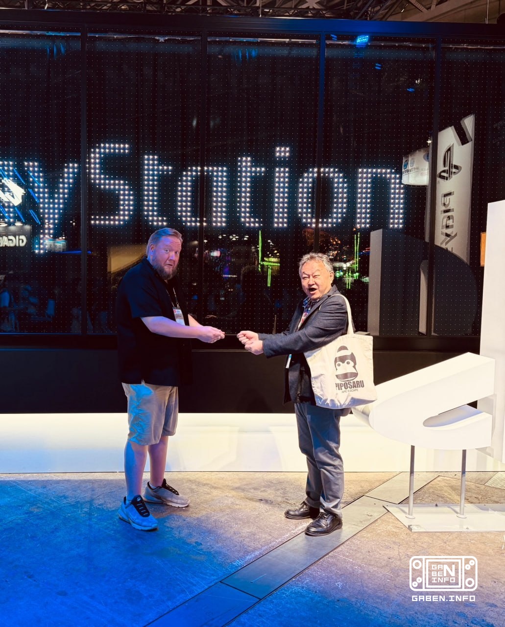 Suhei Yoshida insieme ad Adam Boys hanno ripetuto la scena con la trasmissione del disco PlayStation, ma già nella realt...