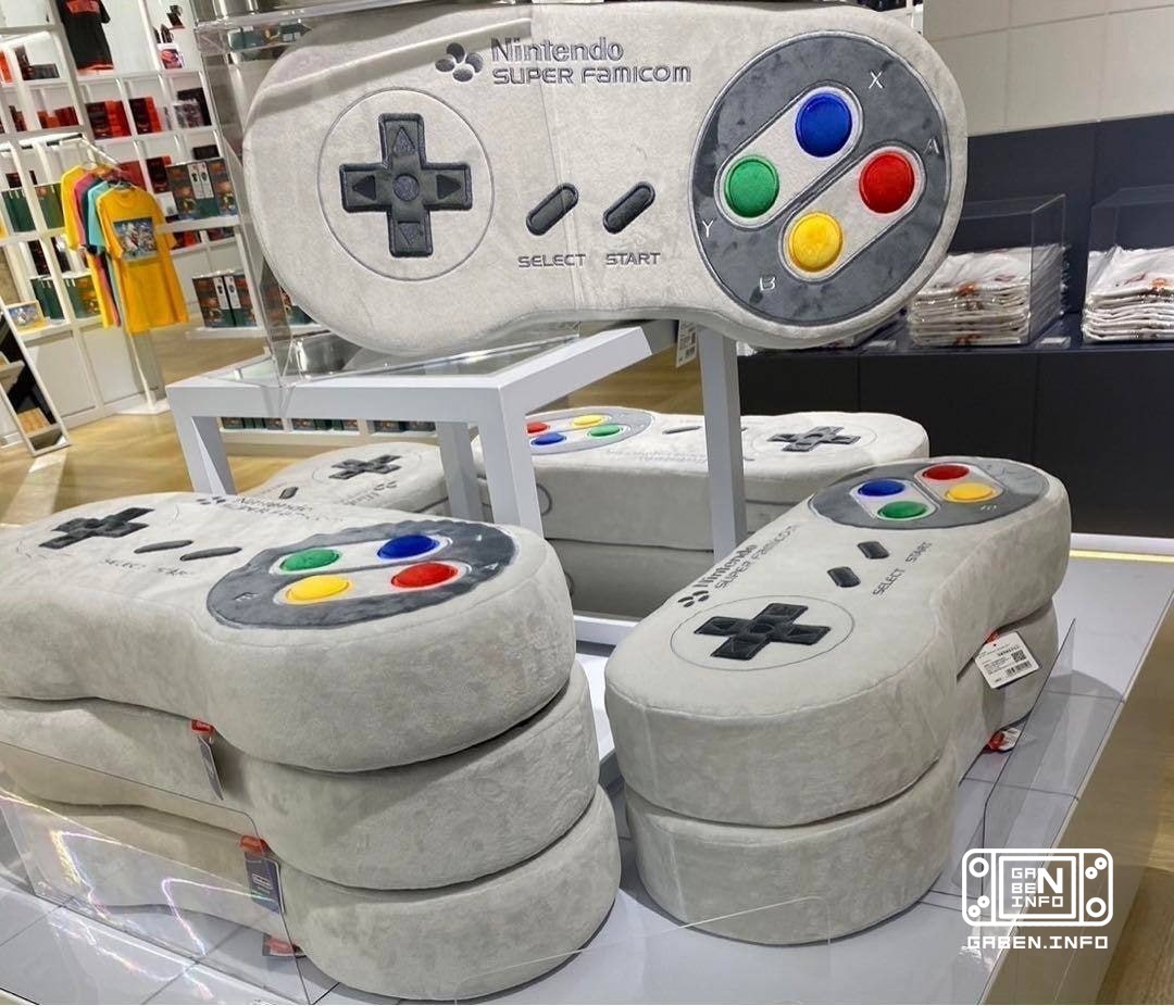 W sklepie Bonus Stage przy Nintendo Museum w Uzi sprzedają olbrzymie poduszki w kształcie kontrolerów🤗