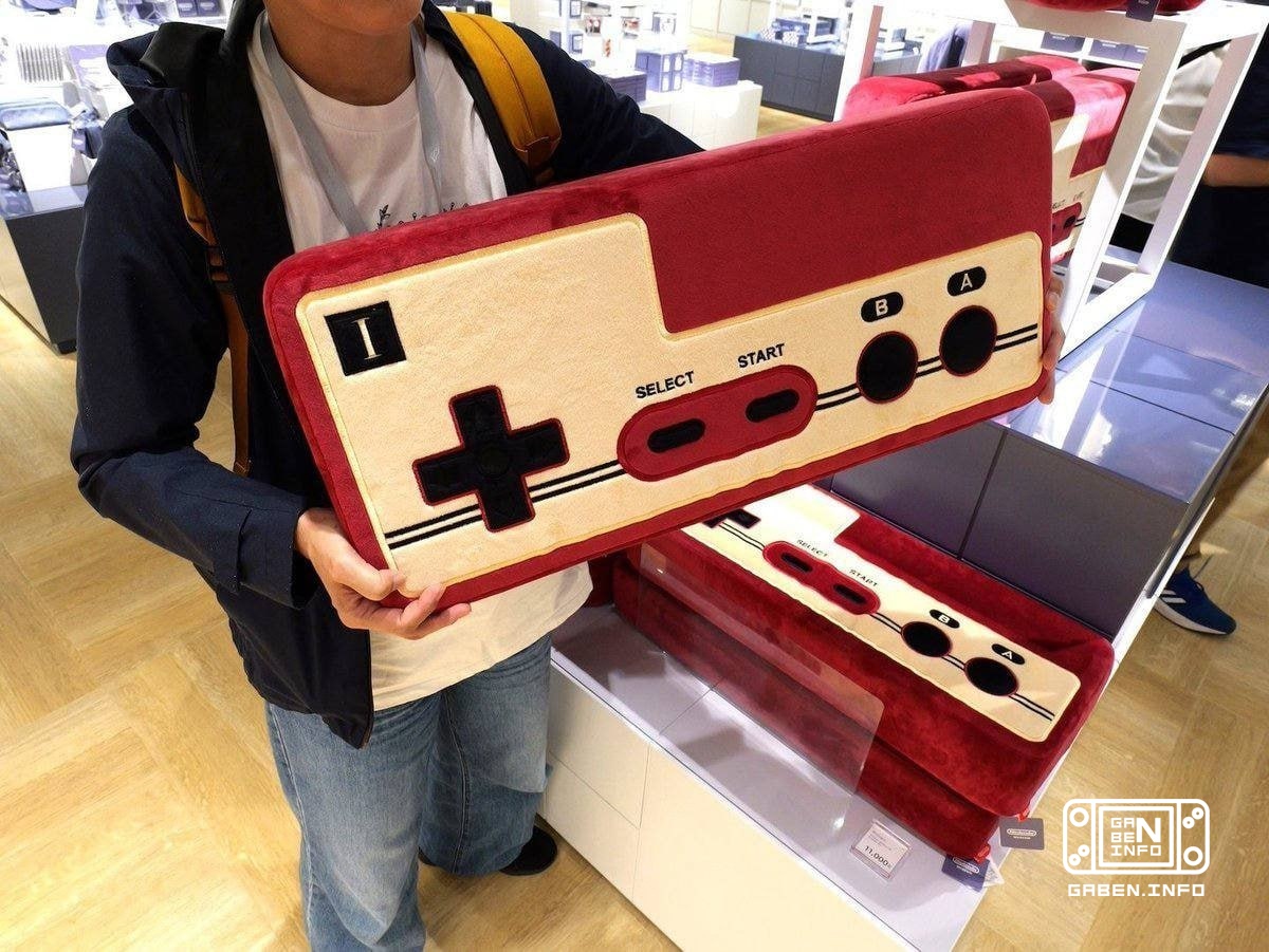 W sklepie Bonus Stage przy Nintendo Museum w Uzi sprzedają olbrzymie poduszki w kształcie kontrolerów🤗