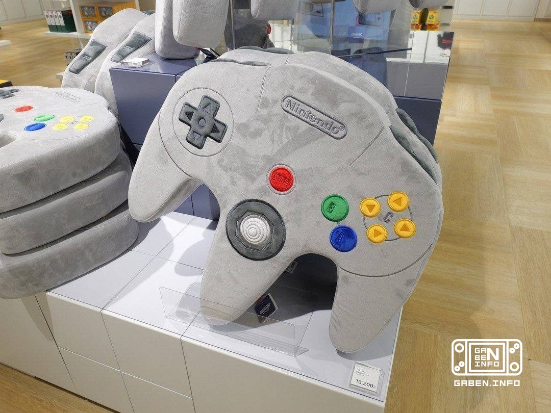W sklepie Bonus Stage przy Nintendo Museum w Uzi sprzedają olbrzymie poduszki w kształcie kontrolerów🤗