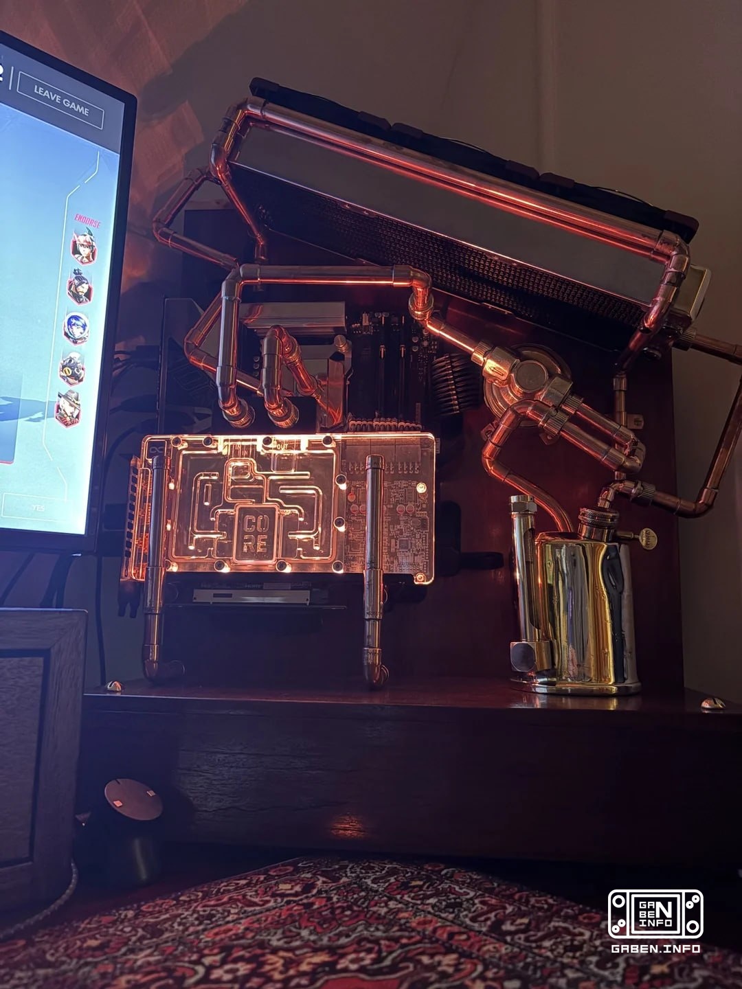 很漂亮:一个人手工制作了一套品质的皮套. 车身由天然木材制成,所有结合和冷却是铜.作为冷却液的容量,使用了透明窗口的老铜灯.整个结构的重量是20公斤. 其它只是一个强大的现代计算机, 拥有Ryzen 7 9800X3D,RX 9070 XT...