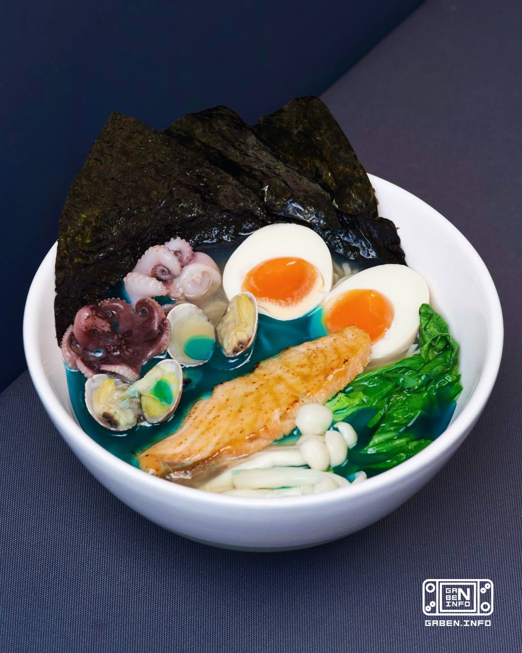 在RAMEN中,你可以收集来自魔术战斗宇宙的角色 😳 只是收集印花,并将它们交换到您的爱好者来订购从10月25日之前的特别菜单.