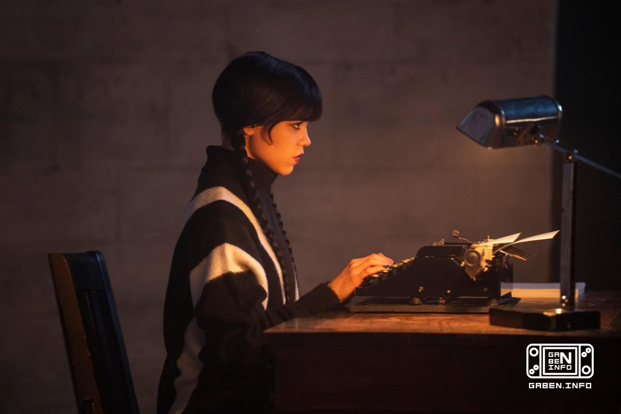 Netflix mengumumkan selesai syuting musim ketiga Uansday. Layanan berbagi gambar baru dengan Jenna Ortega sebagai heroin...